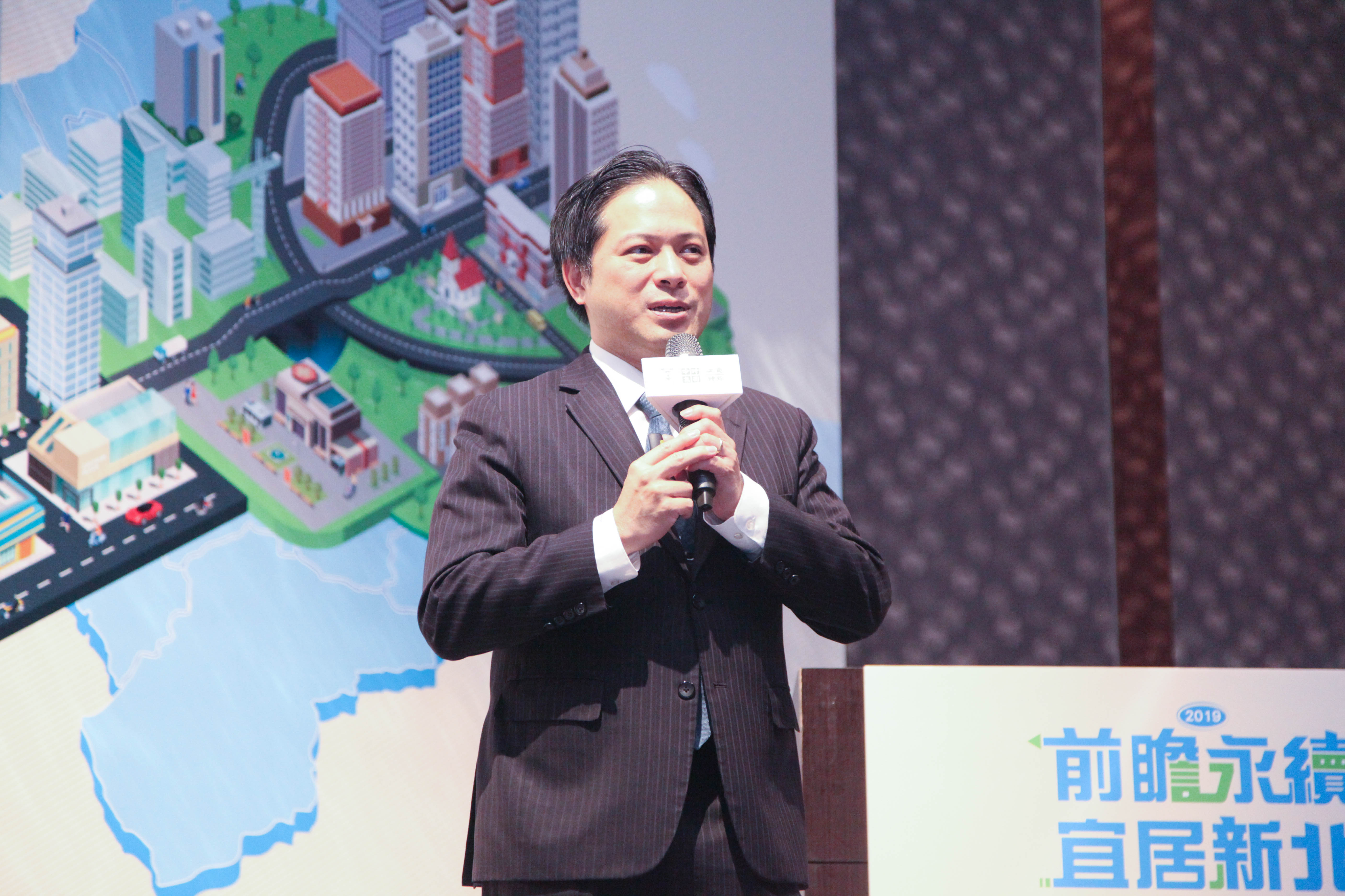 吳明機副市長以「前瞻永續 宜居新北未來計畫」專題，闡述新北「安居樂業」的施政目標及願景。.